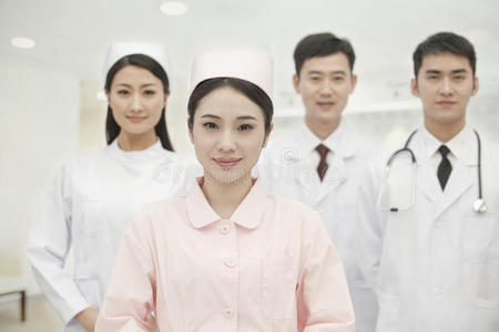 中国医院四名微笑的医护人员看着镜头的照片