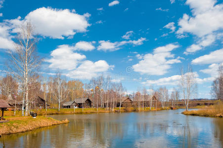 有池塘的乡村景观图片