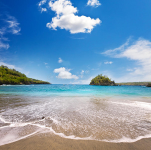 海边的沙滩和青山。印度尼西亚风景在阳光明媚的日子里