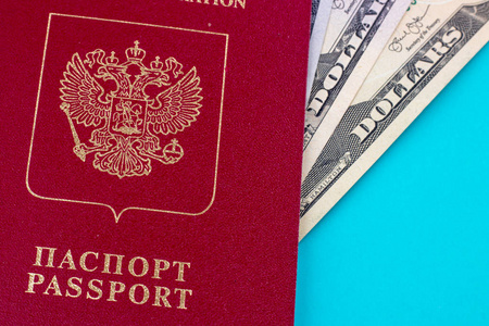 红色俄国护照以美元在蓝色背景。旅游理念