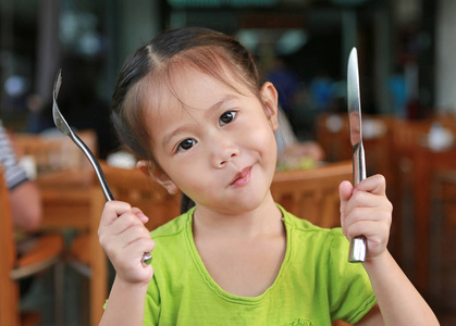 在餐厅吃早餐的可爱的小亚洲女孩的肖像