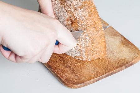 面包在菜板上