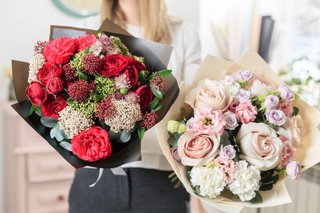 美丽的豪华花束的混合花在女人的手。花店里花匠的工作。小型家族企业