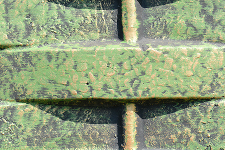 老锈迹斑斑的绿色波纹金属墙
