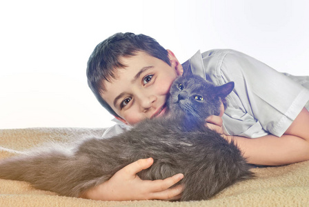 男孩与一只猫在白色 background14