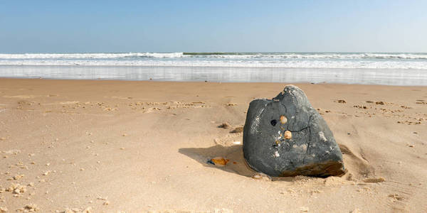 沙子夏天海滩背景和蓝色天空与岩石