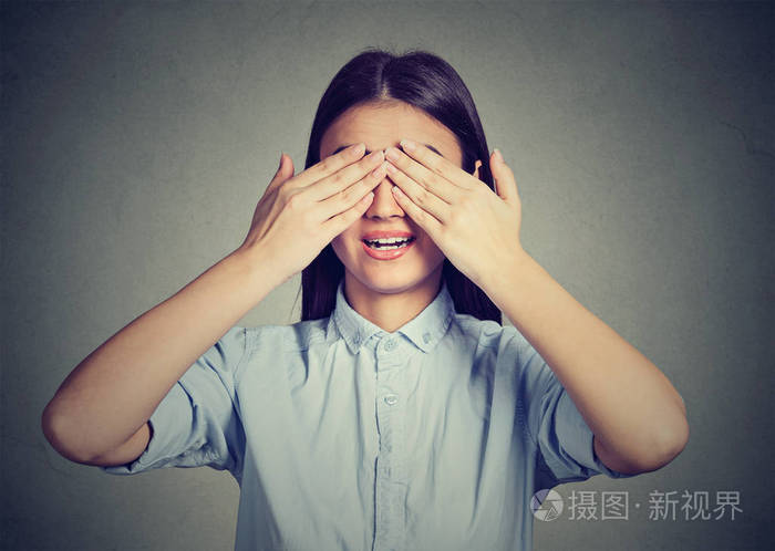 笑女人遮住眼睛的手