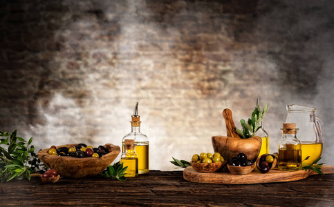 新鲜收获的橄榄油, 放在木桌上