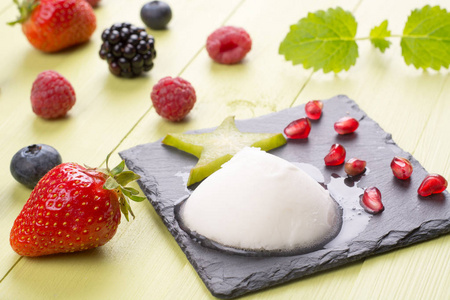 刷新着新鲜水果的桌子上的冰冻果汁冰糕
