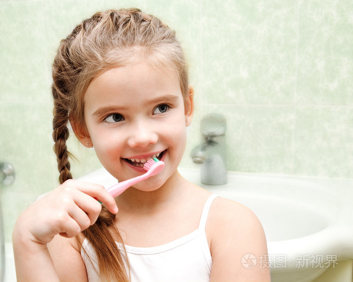 微笑的可爱小女孩刷牙
