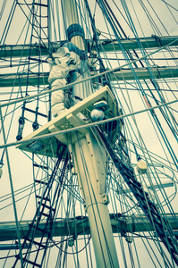 桅杆和索具 色调的帆船