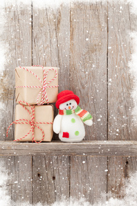 圣诞礼品盒和雪人玩具
