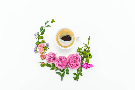美丽的花朵和杯咖啡