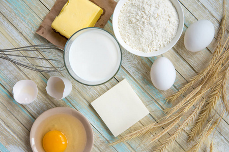 烘焙配料 牛奶面粉鸡蛋和黄油顶部视图