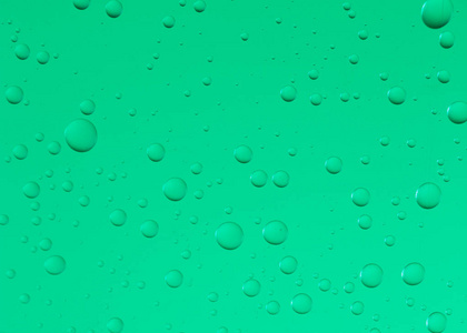 绿色玻璃上的水滴