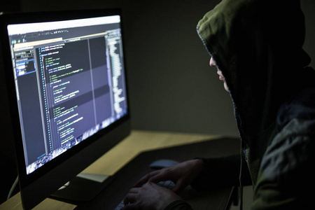 电脑黑客在胡德工作在黑暗的房间代码 pc 和黑客网络