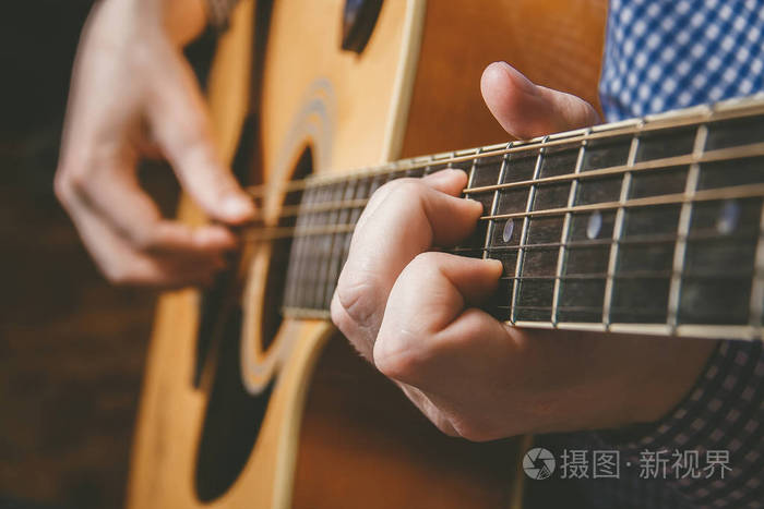 吉他手弹吉他的特写