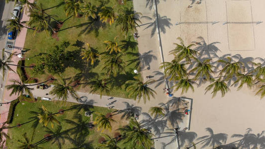 在美丽的一天迈阿密南部海滩和海洋驱动器的鸟瞰图