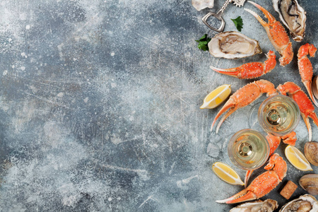 海鲜.牡蛎, 龙虾, 蛤和白葡萄酒。带空间的石桌上图