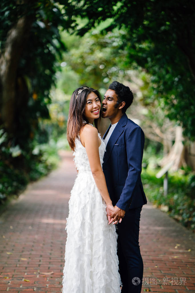 异族夫妇在一个美丽的公园, 在一天的结婚照。