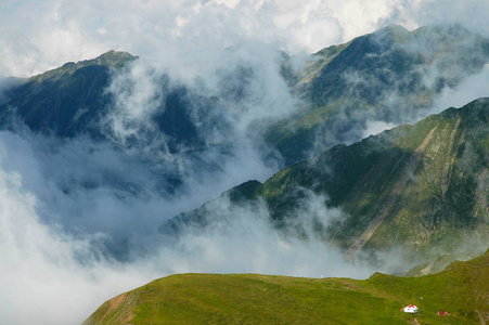 美丽的山的夏日风光。Fagaras 山罗马尼亚