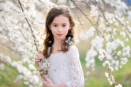 漂亮的小女孩用鲜花的肖像
