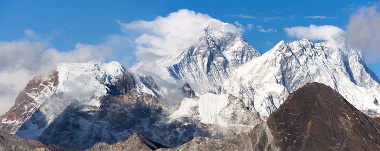 珠穆朗玛峰和洛子峰全景图