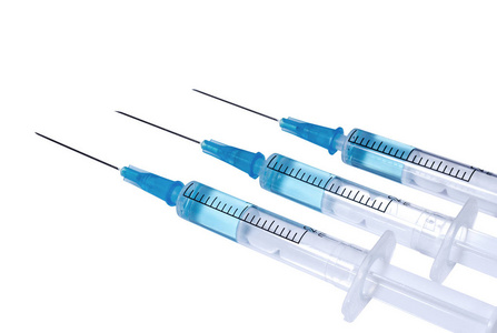 三注射器与蓝色疫苗被隔绝在白色背景