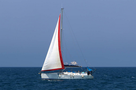 以色列沿岸地中海的一艘小型游艇