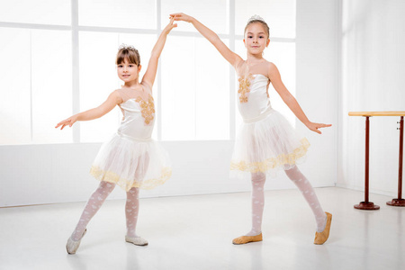 两个可爱的小女孩练芭蕾舞