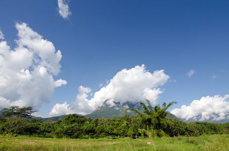 草 山和多云的天空查看的清迈泰国