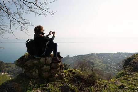女人通过电话在山中拍照