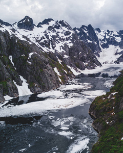 挪威罗弗敦群岛 Trollfjord 的山地景观。空中