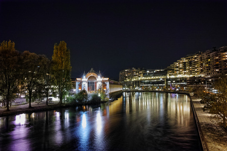 隆河和日内瓦市的夜照片