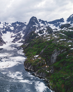 挪威罗弗敦群岛 Trollfjord 的山地景观。空中