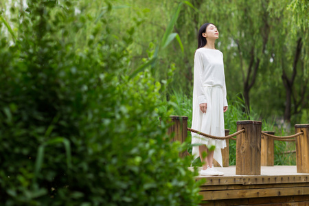 年轻漂亮的女孩，在夏天的芦苇丛中