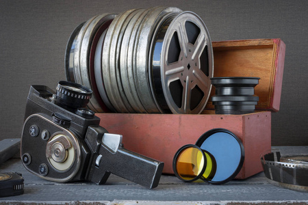 影片在一个木制的盒子 透镜和老的电影摄影机的卷轴