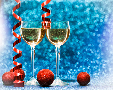 两杯香槟酒准备圣诞节庆祝活动图片