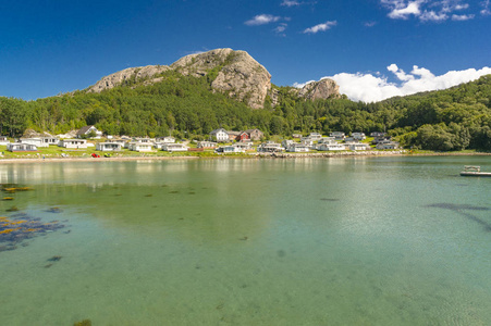 在夏天的挪威峡湾。挪威五彩湾海岸