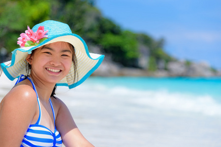 快乐的女孩，在泰国海滩上