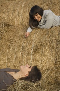 美丽的年轻夫妇，在干草堆里