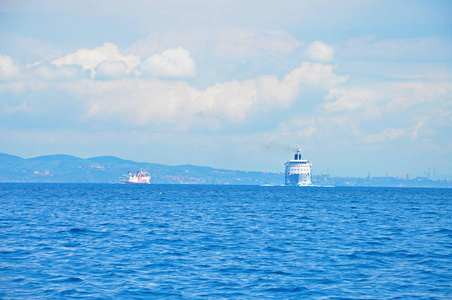 远处的蓝色海洋的背景下的一艘大船