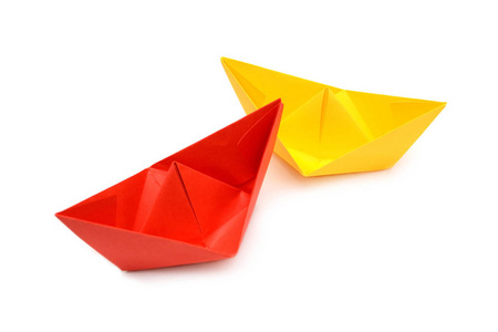 黄色和红色的纸船，折纸。彩色数字