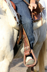牛仔脚在马镫的乘驾期间马图片