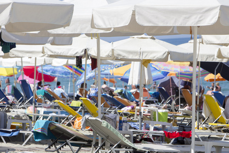 在希腊卡泰里尼海滩的阳伞的视图