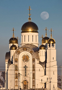 东正教大教堂和满月