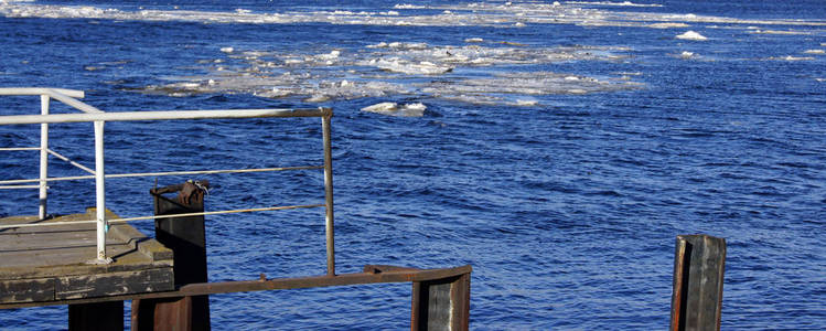 碎的冰浮在水面上沿着河