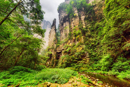 陡峭的悬崖上暴风雨天空背景的惊人观点