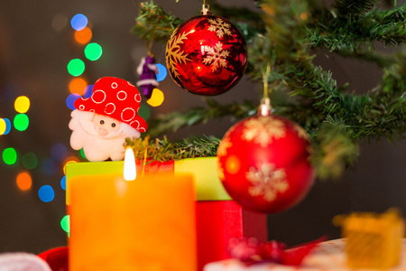 装饰的圣诞树上闪闪发光和童话背景模糊，