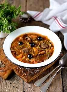传统的俄罗斯汤浓汤由卷心菜 橄榄 柠檬和刺山柑的干品和鲜蘑